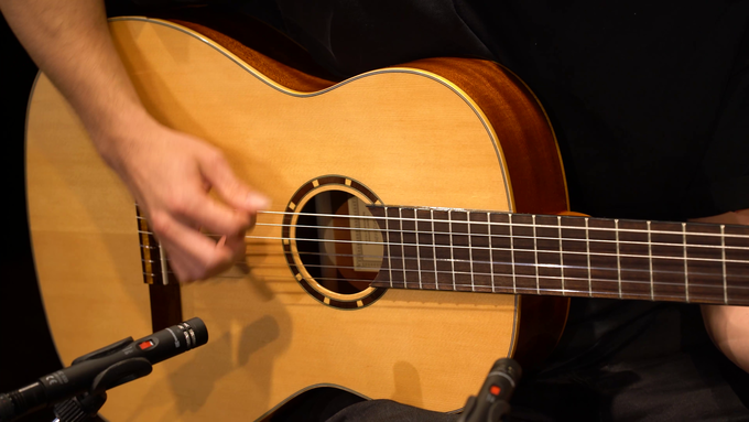 Full Size Guitar Spruce/ Mahogany Gloss Natural video